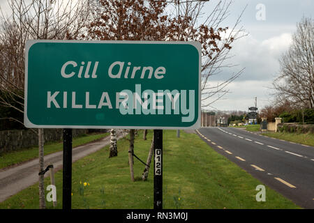 Killarney bilingue accogliente segnale stradale in inglese e irlandese gaelico sulla strada N71 all'ingresso sud della città nella contea di Kerry, Irlanda Foto Stock