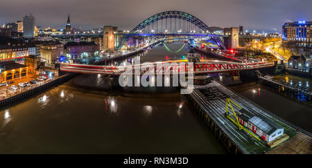 Newcastle, England, Regno Unito - 3 Febbraio 2019: i ponti iconica del Fiume Tyne sono illuminate di notte sul quaysides di Newcastle e Gateshead. Foto Stock