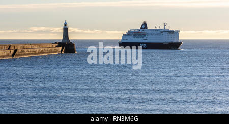 Tynemouth, England, Regno Unito - 4 Febbraio 2019: La DFDS pianificata di trasporto passeggeri e di traghetto di autotrasporti arriva al porto di Tyne dai Paesi Bassi. Foto Stock