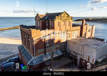 Tynemouth, England, Regno Unito - 4 Febbraio 2019: il sole splende su Newcastle University della colomba laboratorio marino a Cullercoats Bay sulla costa del Mare del Nord di Ty Foto Stock