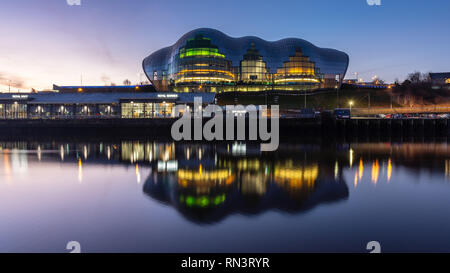 Gateshead, Regno Unito - 5 Febbraio 2019: Alba sorge sopra il Sage Gateshead edificio sulla banchina del fiume Tyne. Foto Stock
