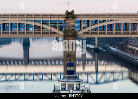 Newcastle, England, Regno Unito - 5 Febbraio 2019: un bus attraversa il livello alto ponte sul fiume Tyne tra Newcastle e Gateshead. Foto Stock