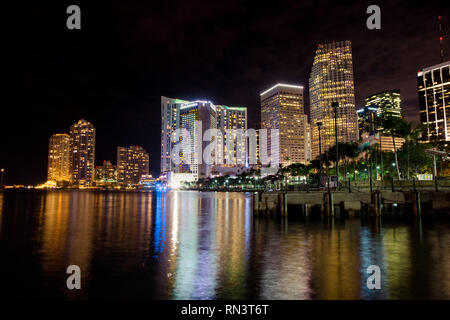 Vista notturna del centro cittadino di Miami da bayside Foto Stock