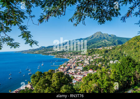 Saint Pierre baia dei Caraibi in Martinica accanto a monte Vulcano Pelée Foto Stock