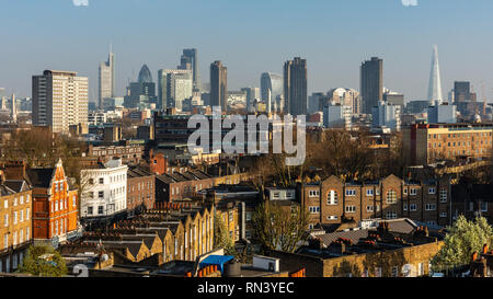 London, England, Regno Unito - 27 Marzo 2017: grattacieli della City of London financial district e alto edificio a torre di alloggiamento blocchi del Barbican station wagon r Foto Stock