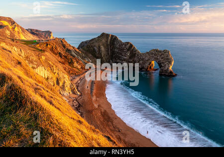 Il Dorset, England, Regno Unito - 27 dicembre 2018: la gente a piedi lungo la spiaggia e una scogliera costa percorso in corrispondenza della porta di Durdle su Dorset la Jurassic Coast. Foto Stock