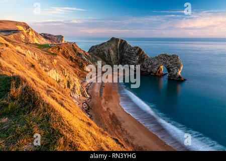 Il Dorset, England, Regno Unito - 27 dicembre 2018: la gente a piedi lungo la spiaggia e una scogliera costa percorso in corrispondenza della porta di Durdle su Dorset la Jurassic Coast. Foto Stock