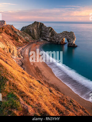 Il Dorset, England, Regno Unito - 27 dicembre 2018: la gente a piedi lungo la spiaggia e una scogliera costa percorso in corrispondenza della porta di Durdle su Dorset la Jurassic Coast. Foto Stock
