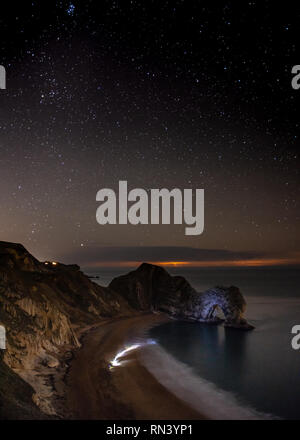 Stelle riempire la notte il cielo sopra la porta di Durdle su Dorset la Jurassic Coast. Foto Stock