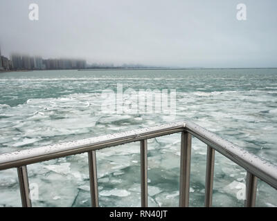 Lookout attraverso congelati sul Lago Michigan con Chicago in background Foto Stock