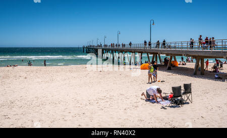 Il 31 dicembre 2018 , Glenelg Adelaide Australia del Sud : molo di Glenelg e vista sulla spiaggia con persone sulla soleggiata giornata estiva con cielo blu chiaro a Glenelg SA Foto Stock