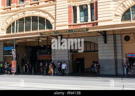 Il 2 gennaio 2019, Melbourne Australia : vista da vicino all'entrata della stazione di Flinders Street con scritto il nome e la gente a Melbourne Victori Foto Stock
