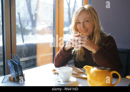 Donna seduta in ristorante Foto Stock