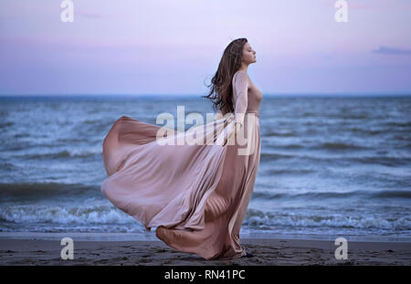 Giovane donna in abiti sul beach Foto Stock