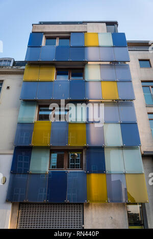 Anni Settanta edificio con blu e giallo pannelli in plastica, Hastings, East Sussex, England, Regno Unito Foto Stock