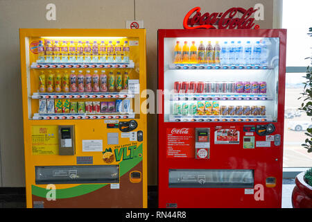 MACAO, Cina - 17 febbraio 2016: distributori automatici presso l'Aeroporto Internazionale di Macau. Aeroporto Internazionale di Macau è un aeroporto internazionale in spec Foto Stock