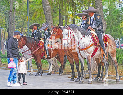 Polizia montata in Alameda Central Park a Città del Messico Foto Stock