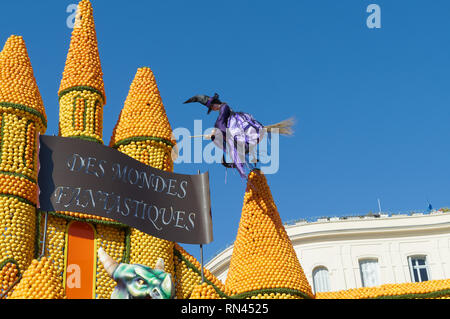 Febbraio 16 2019 Mentone, in Francia, una strega battenti durante la 86Sagra del limone durante il Carnevale di Nizza Foto Stock