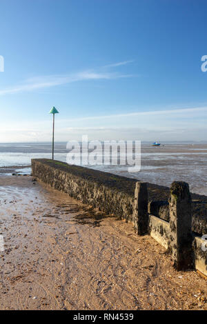 Struttura di frangionde su Thorpe Bay beach vicino a Southend-on-Sea, Essex, Inghilterra Foto Stock