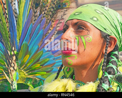 Donna azteca folk guaritore spirituale purificazioni a Zocalo a Città del Messico. Foto Stock