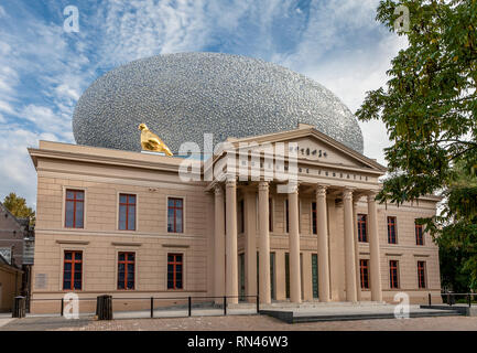 Museum De Fundatie a Zwolle con il suo stile romano edificio e unico a forma di uovo sulla struttura superiore e parte dell'edificio e Golden Goose Foto Stock