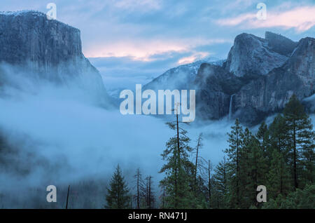 L'iconico vista di tunnel di Yosemite Valley con Bridal Veil Falls a primi albori nel tardo autunno, Yosemite National Park, California, Stati Uniti. Foto Stock