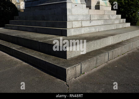 Gradini di granito plinto di base, per la torre di Whitehead a bury LANCASHIRE REGNO UNITO Foto Stock