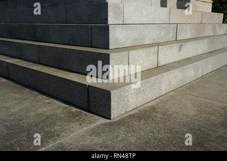 Gradini di granito plinto di base, per la torre di Whitehead a bury LANCASHIRE REGNO UNITO Foto Stock