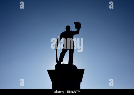 Lancashire Fusiliers Boer War Memorial in controluce, con silhouette contro il cielo blu chiaro senza nuvole, a Bury lancashire uk Foto Stock