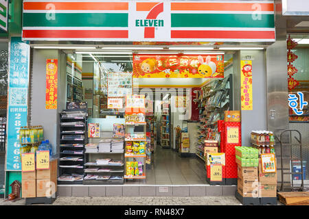 MACAO, Cina - 17 febbraio 2016: 7-Eleven store a Macao. 7-Eleven è una catena internazionale di negozi. Foto Stock