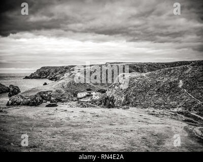 Cornwall Inghilterra - vista sul sorprendente verticale in corrispondenza del litorale Foto Stock