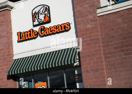 Un segno del logo al di fuori di un ristorante Little Caesars ubicazione in Winchester Virginia, il 13 febbraio 2019. Foto Stock