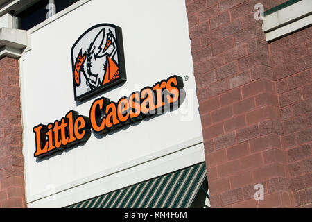 Un segno del logo al di fuori di un ristorante Little Caesars ubicazione in Winchester Virginia, il 13 febbraio 2019. Foto Stock