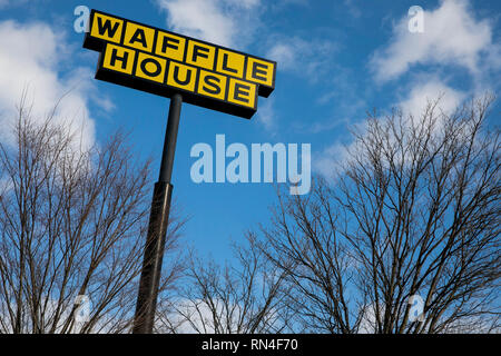 Un segno del logo al di fuori di un Waffle House Restaurant Ubicazione in Martinsburg, West Virginia il 13 febbraio 2019 Foto Stock