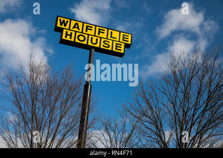 Un segno del logo al di fuori di un Waffle House Restaurant Ubicazione in Martinsburg, West Virginia il 13 febbraio 2019 Foto Stock