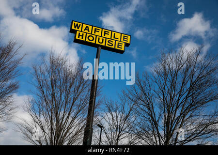 Un segno del logo al di fuori di un Waffle House Restaurant Ubicazione in Martinsburg, West Virginia il 13 febbraio 2019 Foto Stock