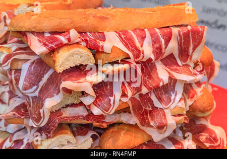 Pila di serrano iberico panini al prosciutto sul display a livello locale sandwich shop in Spagna a Madrid Foto Stock