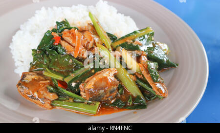 Stir-fried kale con le conserve di pesce e piatto di riso Foto Stock