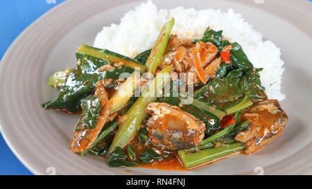 Stir-fried kale con le conserve di pesce e piatto di riso Foto Stock