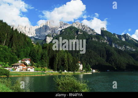 La bellissima cittadina di Alleghe, nel cuore delle Dolomiti Foto Stock