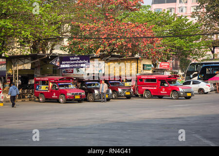 Licciana Nardi, Italia - 16 Febbraio 2019: Red Mini Carrello Taxi Chiangmai. Servizio all interno della città di Chiangmai. Foto alla stazione principale degli autobus di Chiangmai. Foto Stock