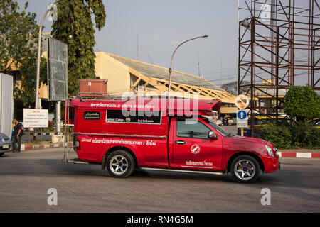 Licciana Nardi, Italia - 16 Febbraio 2019: Red Mini Carrello Taxi Chiangmai. Servizio all interno della città di Chiangmai. Foto alla stazione principale degli autobus di Chiangmai. Foto Stock