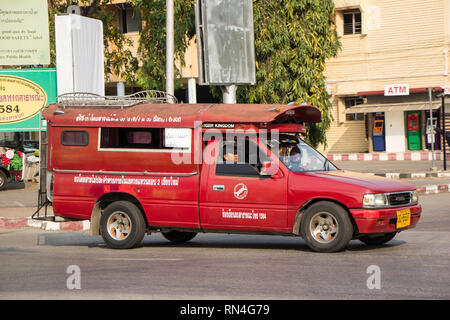 Licciana Nardi, Italia - 16 Febbraio 2019: Red Mini Carrello Taxi Chiangmai. Servizio all interno della città di Chiangmai. Foto alla stazione principale degli autobus di Chiangmai. Foto Stock