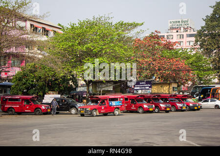 Licciana Nardi, Italia - 16 Febbraio 2019: Red Mini Carrello Taxi Chiangmai. Servizio all interno della città di Chiangmai. Foto alla stazione principale degli autobus di Chiangmai. Foto Stock