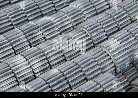 Grandi ingranaggi metallici. Nuove parti in magazzino. Background Industriale. Foto Stock