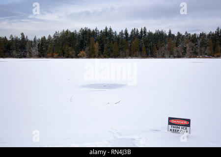 Un "pericolo, ghiaccio sottile!" Cartello a Lost Lagoon, Stanley Park, Vancouver, British Columbia, Canada, 11 febbraio 2019. Foto Stock