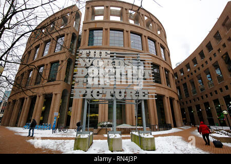 Persone che camminano accanto all'arte pubblica "The Words Don't Fit the Picture" fuori dalla Vancouver Central Library, Vancouver, British Columbia, Canada Foto Stock