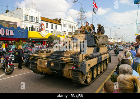 Abate FV433 105mm semoventi pistola essendo condotta lungo Marine Parade, Southend on Sea, Essex, Regno Unito. Ex militari dell esercito britannico in mani private Foto Stock