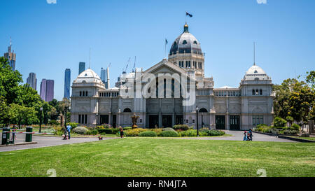 3 gennaio 2019, Melbourne Australia : Royal Exhibition Building east side e giardini Carlton vista con persone in Melbourne Victoria Australia Foto Stock