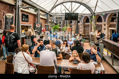 3 gennaio 2019, Melbourne Victoria Australia : Vista del food court area piena di persone al Queen Victoria Market di Melbourne Australia Foto Stock